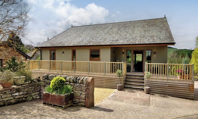 Pooley Bridge Cottage | A attractive and spacious Lodge with the River Eamont running beside it.