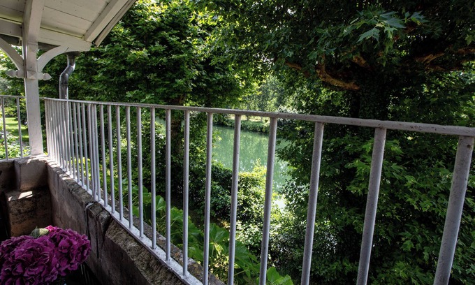 Jarnac Apartment | A balcony on the Charente