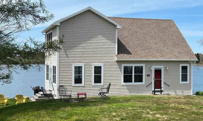 Mid-Coast and Islands House | A beautiful 3 bedroom home overlooking Basin Cove.