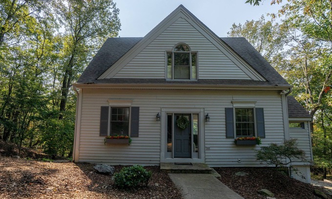 Jasper House | A beautiful mountain retreat nestled in the woods with great Mountain Views