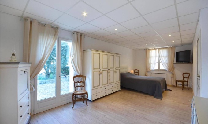 Robion House | A BEAUTIFUL PROVENCAL NEST FACING THE LUBERON