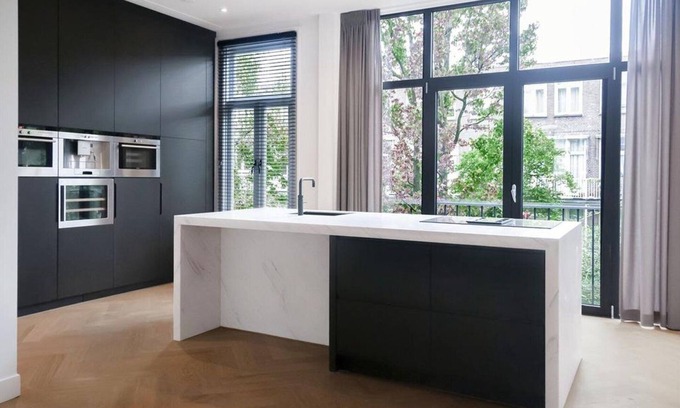 Oud-Zuid Apartment | A beautiful room with own bathroom and toilet in the city centre