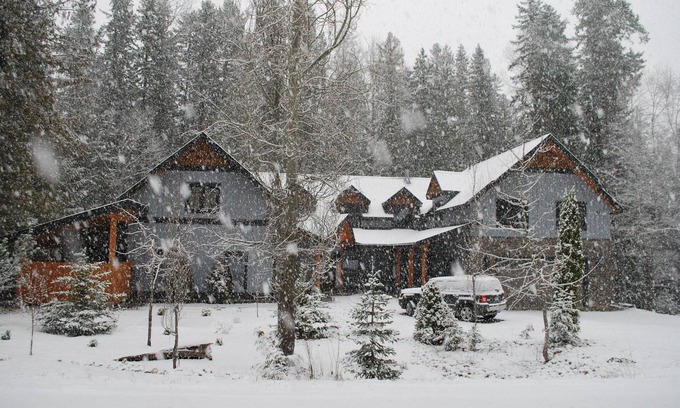 East Kootenay House | A beautifully furnished luxury vacation home in its own grounds on the ski hill