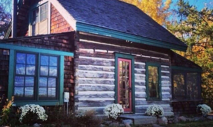 Strathcona County House | A Beautifully Restored Loghouse That Combines Heritage With Modern Amenities.