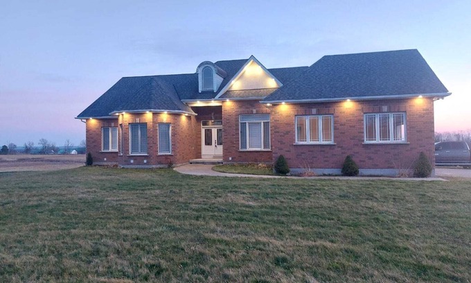 Durham Region House | A blend of luxury and natural splendor, nestled in the rural landscape of Oshawa