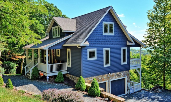 West Jefferson Cabin | A Blue Bear Lodge-Open for Bookings! Views, Ping Pong, Fire Pit, AC