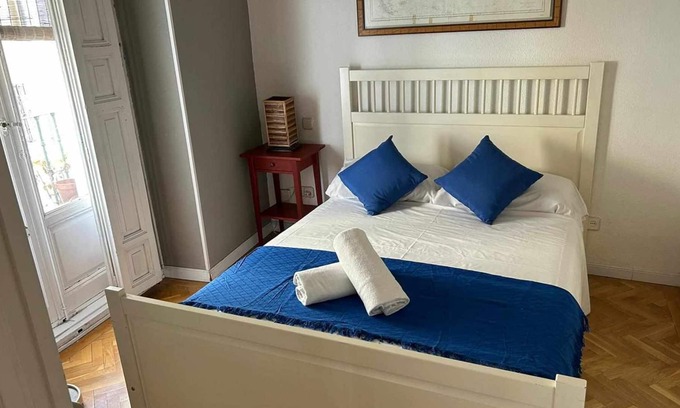 Golden Triangle of Art Apartment | A captivating Stay in Las Cortes Madrid