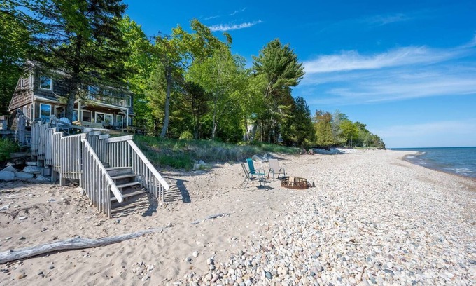 Sturgeon Bay House | A Charming Door County Cottage