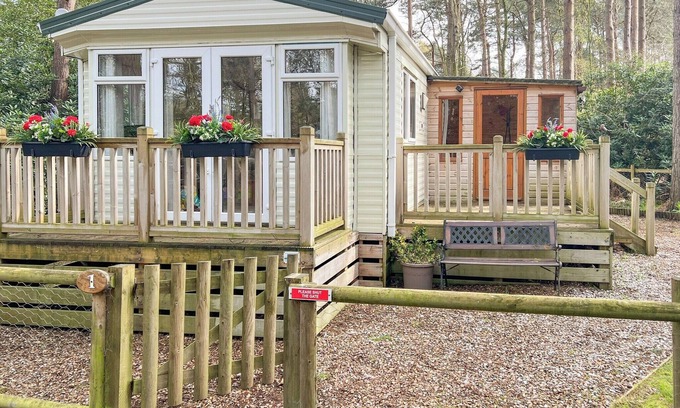 Weybourne Cottage | A charming lodge on the award-winning Kelling Heath site.