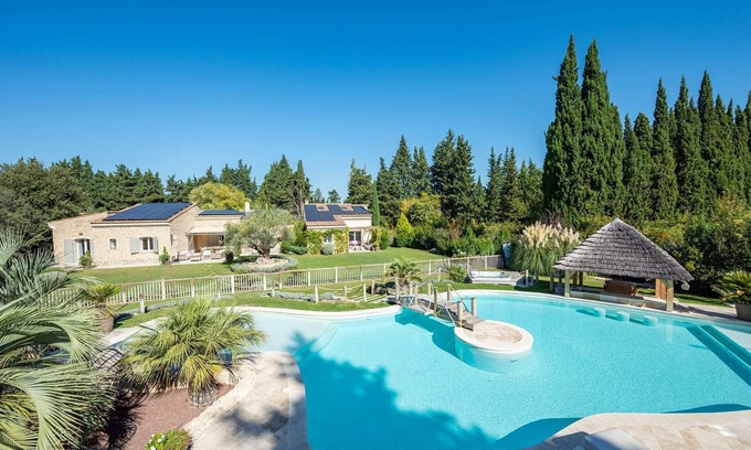 Orgon House | A comfortable property enjoying a view of the Alpilles mountain range - Sleeps 10