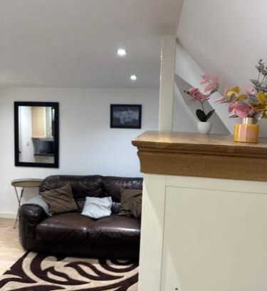 Gooshays Apartment | A Cosy and Spacious Studio Flat