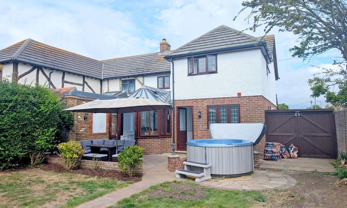 South Hayling Cottage | A cottage that sleeps 8 guests in 4 bedrooms