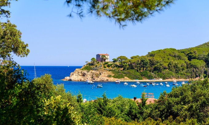 Procchio Apartment | A Country House by the Sea