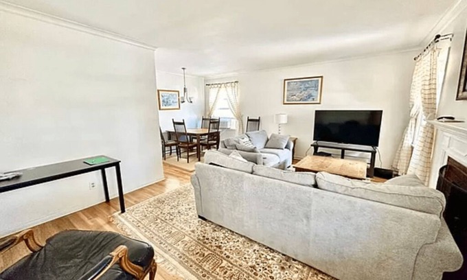 South Redondo Cottage | A cozy cottage by the beach and the Riviera Village shops and restaurants.