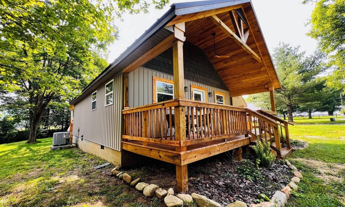 Andrews House | A Cozy Creekside Hot Tub Retreat