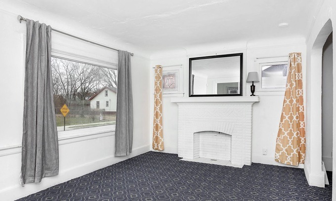 Detroit House | A Cozy Home with fireplace 10min from Downtown
