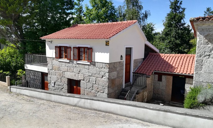 Beijos House | A cozy rustic house with essential services 25 meters away.
