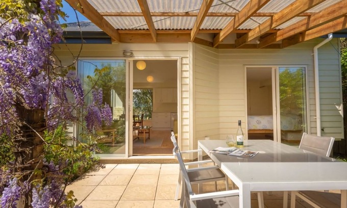 Mapua Cottage | A delightful studio in idyllic Mapua Village, perfect from which to explore the Tasman region