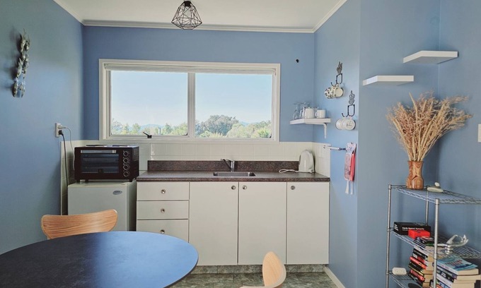 Tasman House | A delightful studio nestled in the very popular area of Kina Beach, and a few steps from the beach