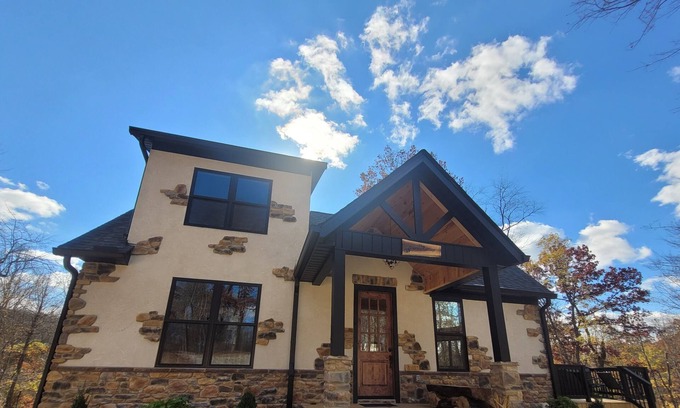 Logan Cottage | A fairytale like Cottage tucked in the woods: hot tub/wi-fi/game room/firepit!