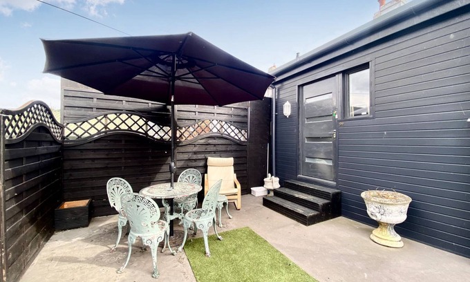 North Tidworth Cottage | A first-floor studio apartment in the centre of Tidworth.