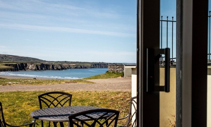 Newport Apartment | A gorgeous coastal apartment for 4 set above Newport Bay