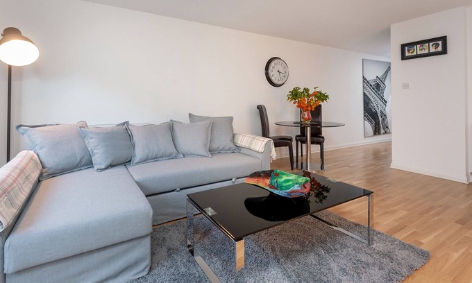 Tollcross Apartment | A gorgeous contemporary one-bed apartment in the heart of the city. Sleeps 4.