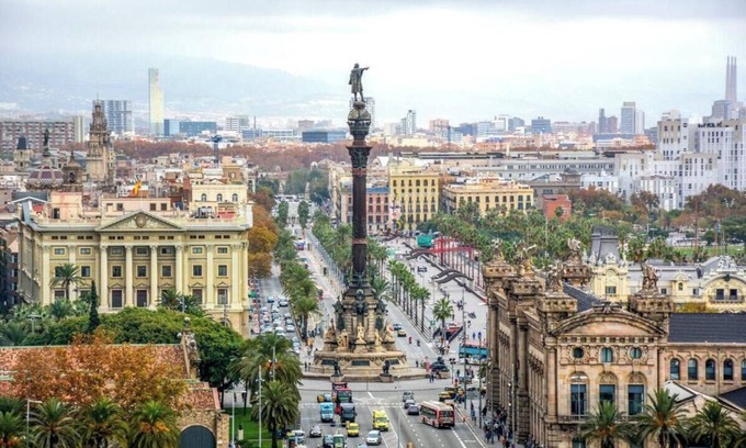 Eixample Apartment | A Grand 6-Bedroom Barcelona Residence Overlooking Rambla de Catalunya