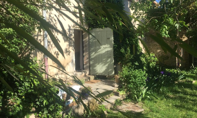 La Motte-dʼAigues House | A green setting in the heart of a Provencal village at the foot of the Luberon mountains