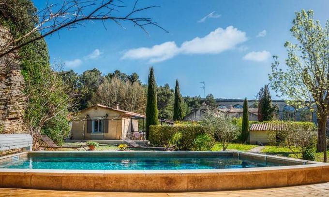 Fontaine-de-Vaucluse House | A jewel by the river!