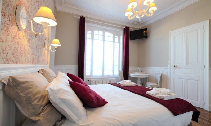 Sainte-Savine Bed & Breakfast | A l'Aube de Troyes - Charming Bed and Breakfast - Swimming pool