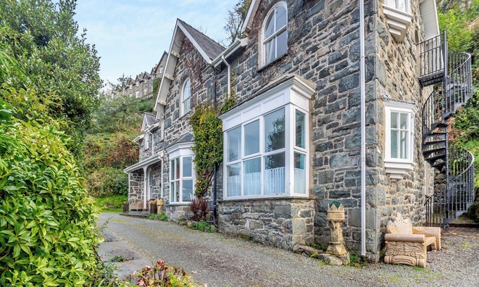 Harlech Cottage | A large detached mansion with open fire and cinema room.