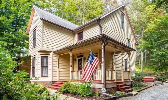 Eagles Mere Cottage | A large inviting deck beckons you to "Victoria" in Eagles Mere