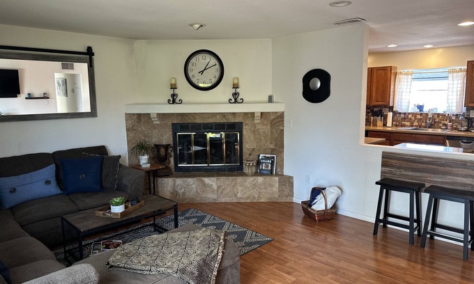 Simi Valley House | A little Coast, Mountain & Country! Safe, clean & convenient.