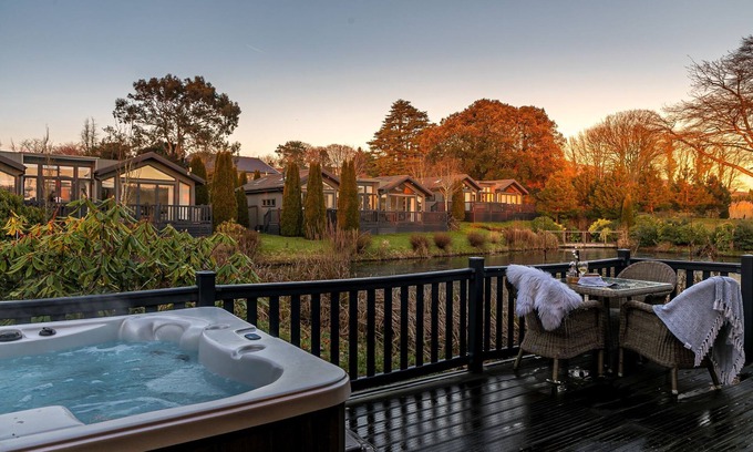 Brayford Cabin | A lodge that sleeps 4 guests in 2 bedrooms