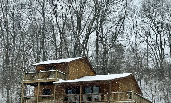 Luray Ski Chalet | A log siding cabin sleeps 6 comfy.