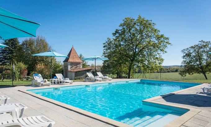 Yviers House | A Lovely 2 bedroom cottage with it's own private south facing garden...
