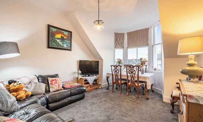 Helensburgh Cottage | A lovely apartment within walking distance of the town centre with restaurants, bars and cafés.