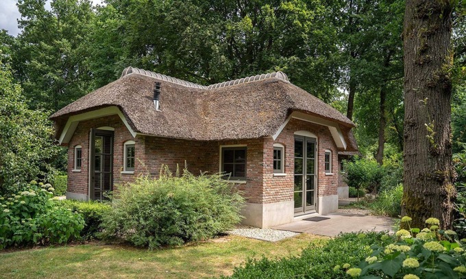 Ermelo House | A luxurious and comfortable farmhouse for 8 people on the small-scale resort De Vlindervallei. This holiday home features a stylish interior, has a spacious garden with plenty of privacy, and is located in a wooded area.
