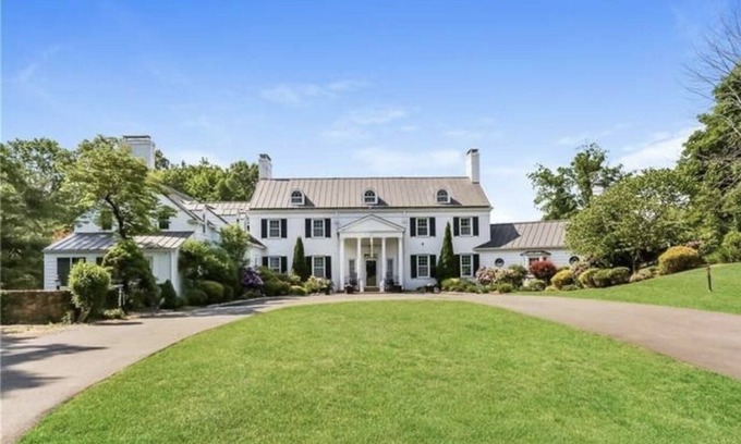 Middletown House | A Luxury Estate, Elegant, Historical, Hot Tub, Salt Water Pool ~The White Lion~