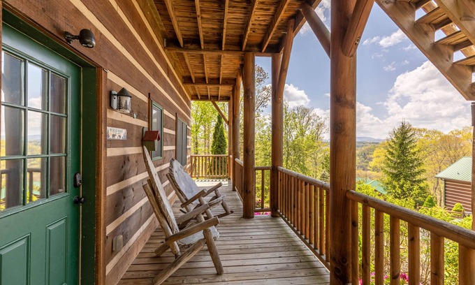 Boone Cabin | A Moon River View - Hot Tub - Playground - Pool Table - Walk to New