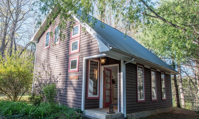Black Mountain Cabin | A perfect artist's retreat or romantic mountain getaway