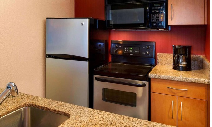 Warren Resort | A Place You'll Surely Enjoy! Minutes to Detroit Zoo, Free Breakfast, Parking!