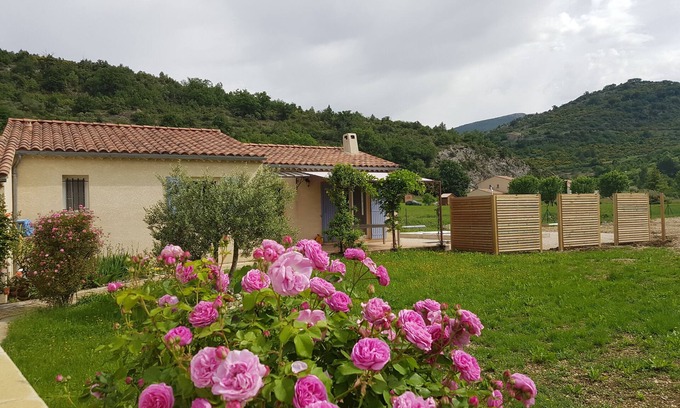 Montbrun-les-Bains House | A pleasant enclosed space for 6 people.
