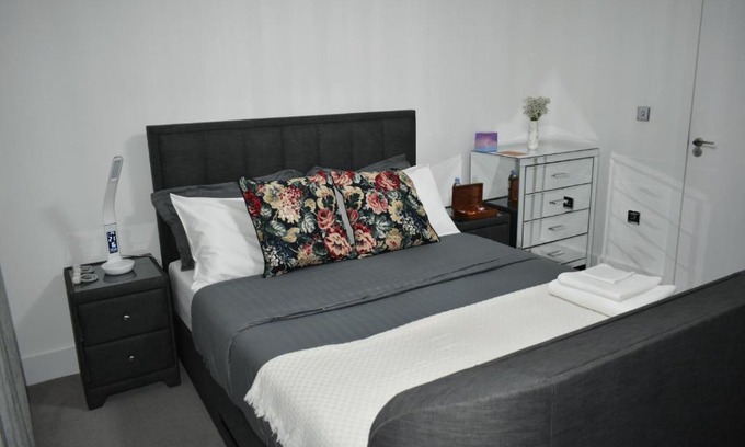 Bromley North House | A private en-suite bedroom in Bromley-by-Bow