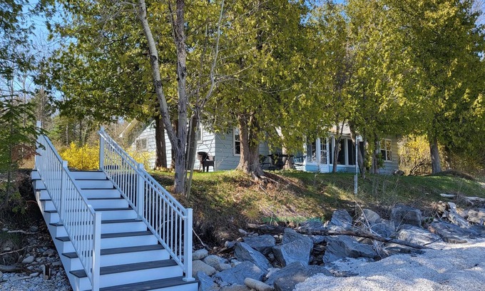 Northport House | A private ranch home on Lake Michigan with stunning sunrise views.