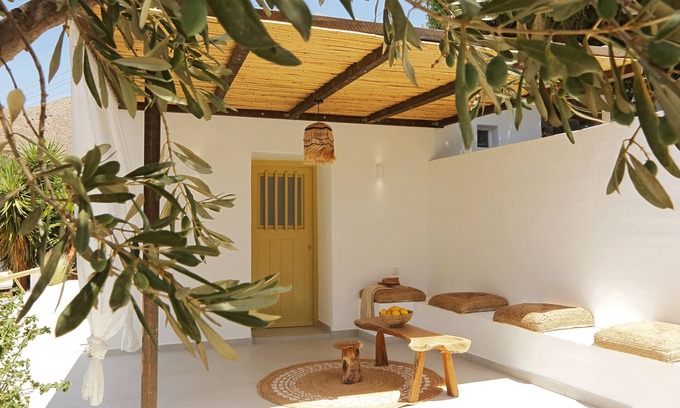 Kini Apartment | A privately owned home adorned in the distinctive, traditional Cycladic style.