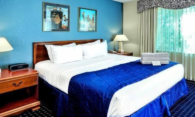 Mishawaka Hotel | A quick drive away from Potawatomi Zoo! Kid-friendly Accommodation! Indoor Pool!