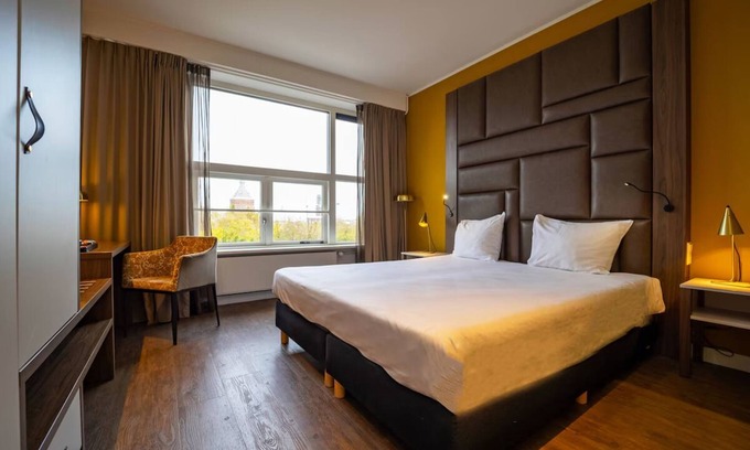 Vlissingen Hotel | A Relaxing Beachfront Stay with Onsite Dining, Just Steps from Vlissingen’s Best