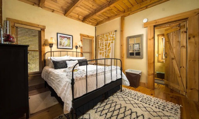 Boone Cabin | A Romantic Couples Escape surrounded by world class hiking.